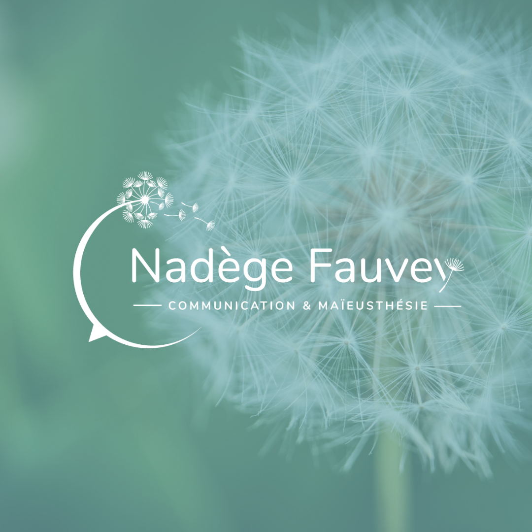 Logo Nadège Fauvey sur fond bleu transparent avec pissenlit maïeusthésie 