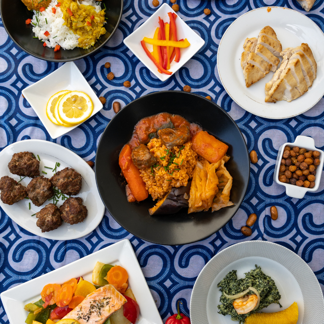 Plusieurs plats typiques africains sur table plein de couleurs restaurant Tokadiane Dijon