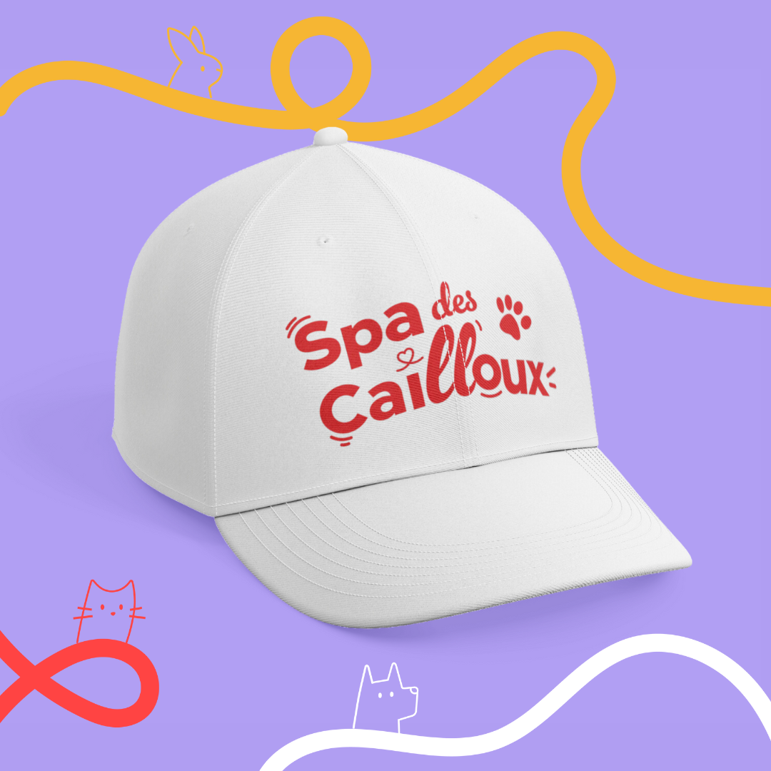 Casquette mockup avec logo SPA des Cailloux sur fond violet by Kyracom