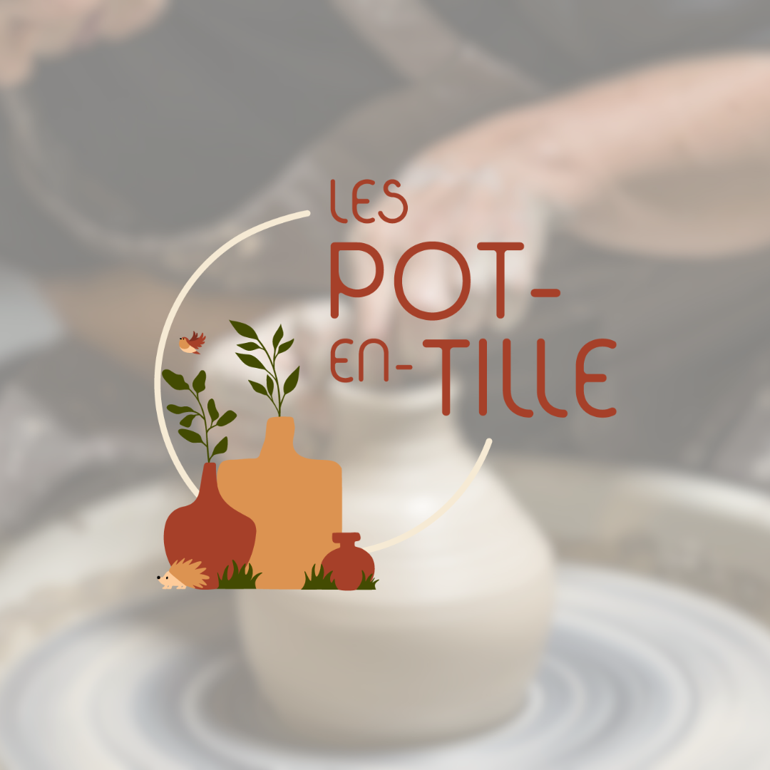 Logo Les Pot-en-Tille avec photo poterie céramique en arrière-plan